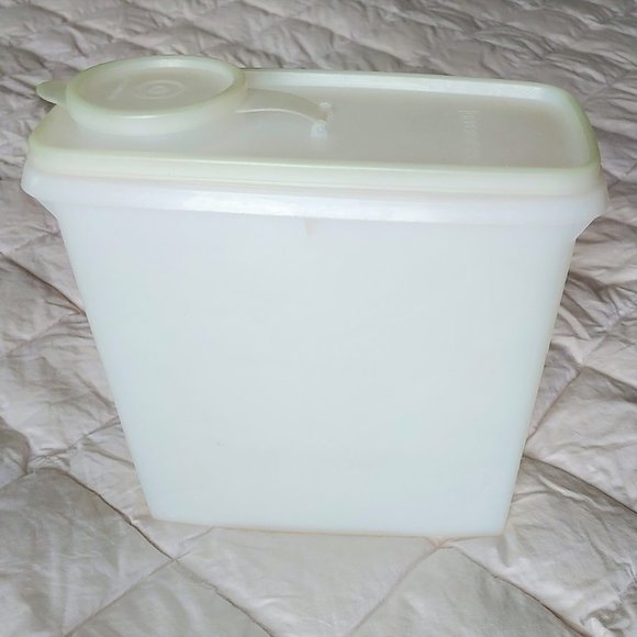 Vintage Tupperware Cereal Keeper Container & Lid